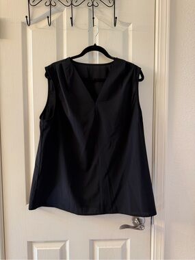 Amazon Black Sleeveless V-Neck Tank Top